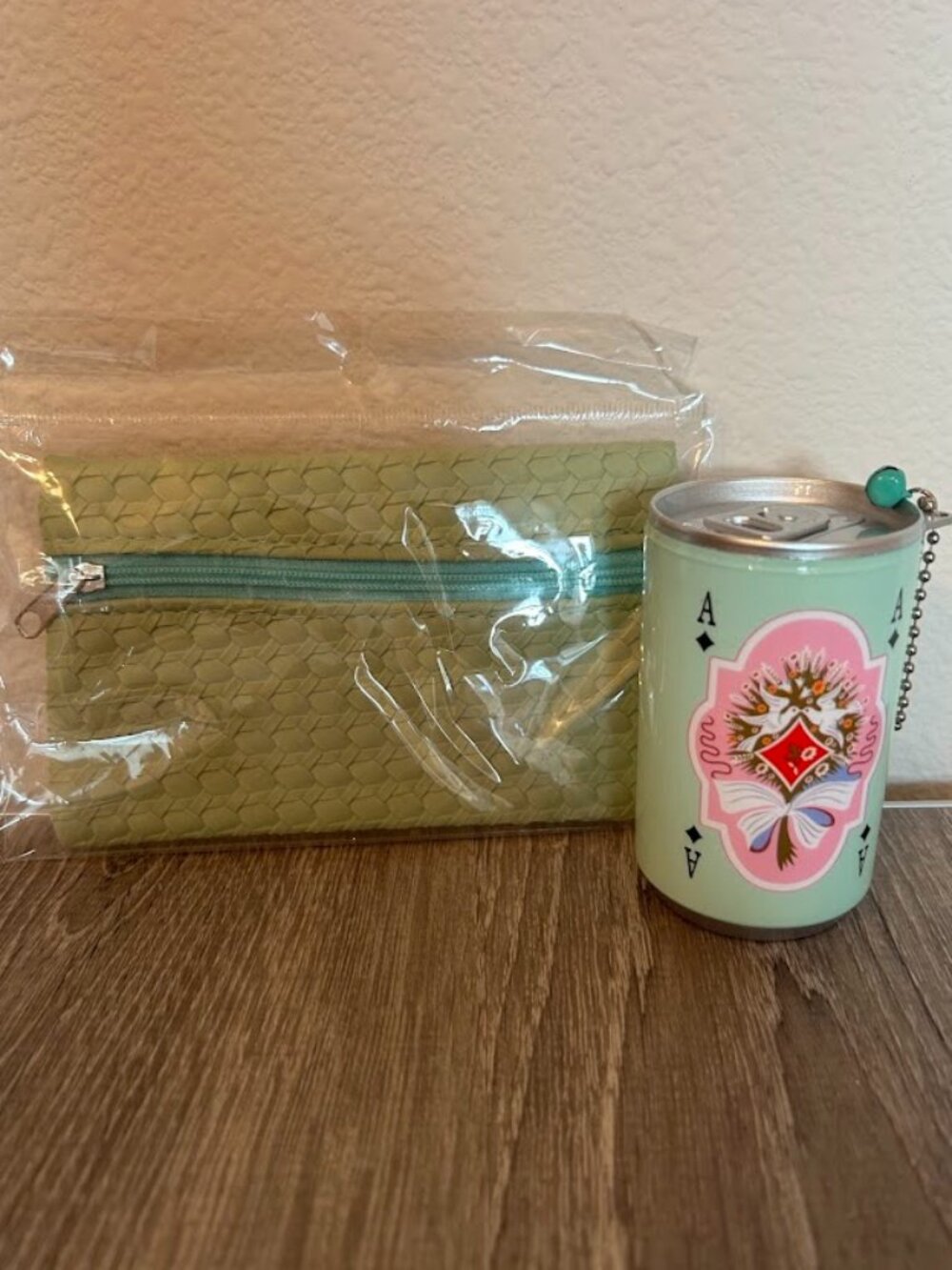 NWT Unique Light Green Coin Purse Keychain Set with 30 Mini Wet Wipes